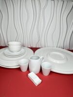 Pack Monsieur et Madame - 2 grandes assiettes + 2 petites assiettes + 2 bols + 2 tasses à café + 2 poses couverts + 1 grande assiette de présentation + 1 pot à lait (vaisselle en céramique)