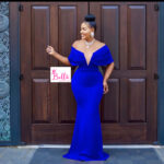 Robe de soirée avec épaules tombantes - bleue – Image 3