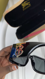Lunette de soleil - Burberry (+ boîte + étui) – Image 2