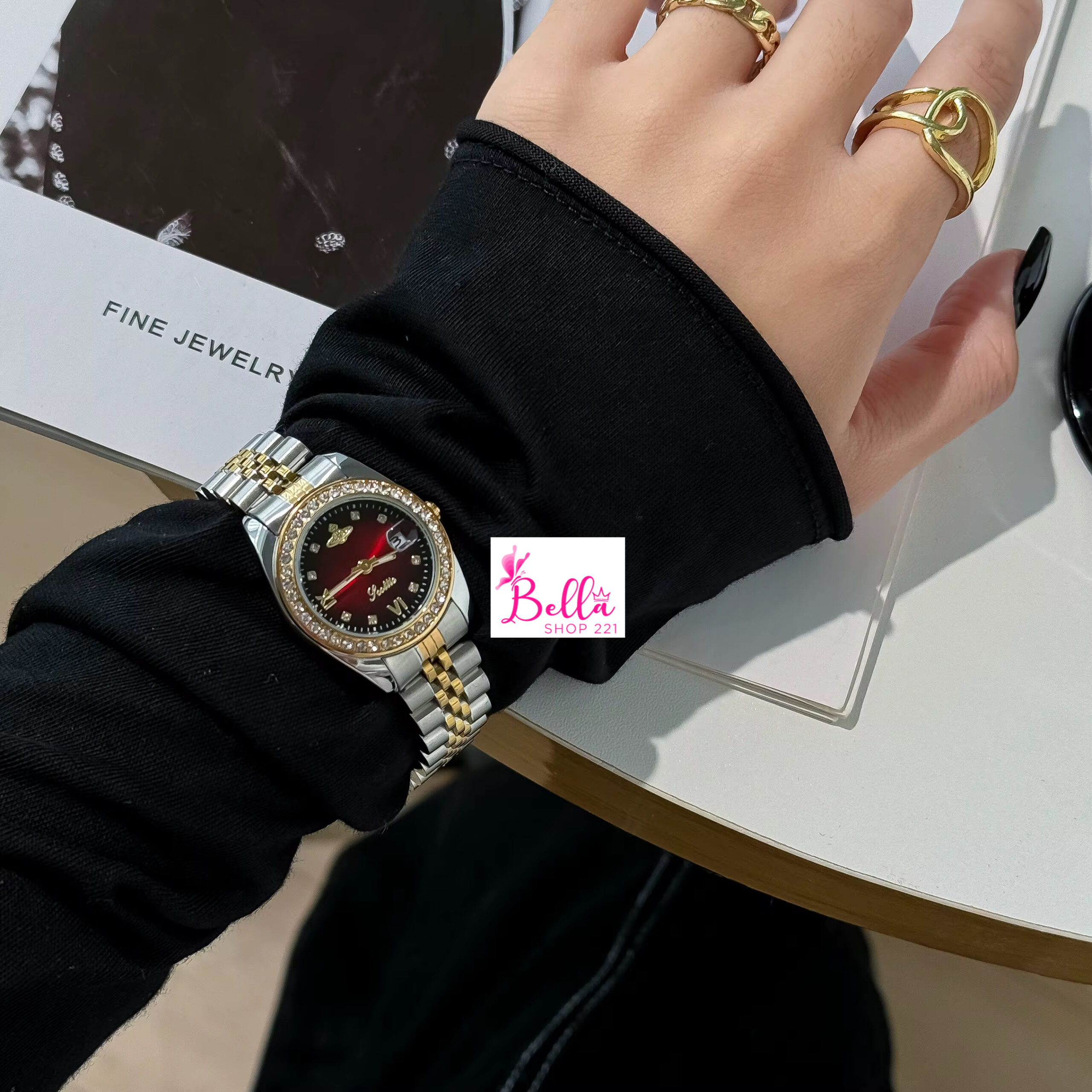03c7104e-99c2-4e21-adb6-ac27673693e9 Montre Scottie - rouge et bande dorée argentée (+ boîte + sac + ajusteur de bande) – Image 1