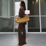 Ensemble pantalon et top asymétrique - marron – Image 2