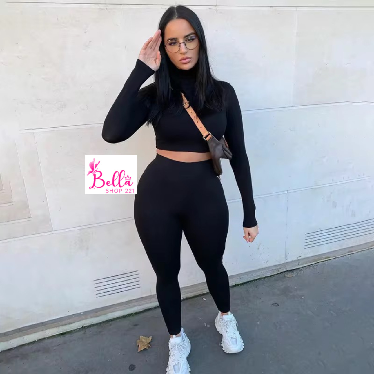 f546efef-ee6f-4ee6-b196-27f0149438e5 Ensemble pantalon et crop top - noir – Image 1