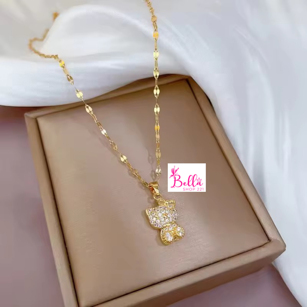 a67e8e26-4c60-4d6c-a5fb-08de63ddc14c Collier - nounours doré (chaîne en acier inoxydable et pendentif en cuivre) – Image 1