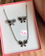 Ensemble de bijoux - collier et boucles d’oreilles argenté et noir – Image 4