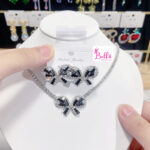 Ensemble de bijoux - collier et boucles d’oreilles argenté et noir – Image 2