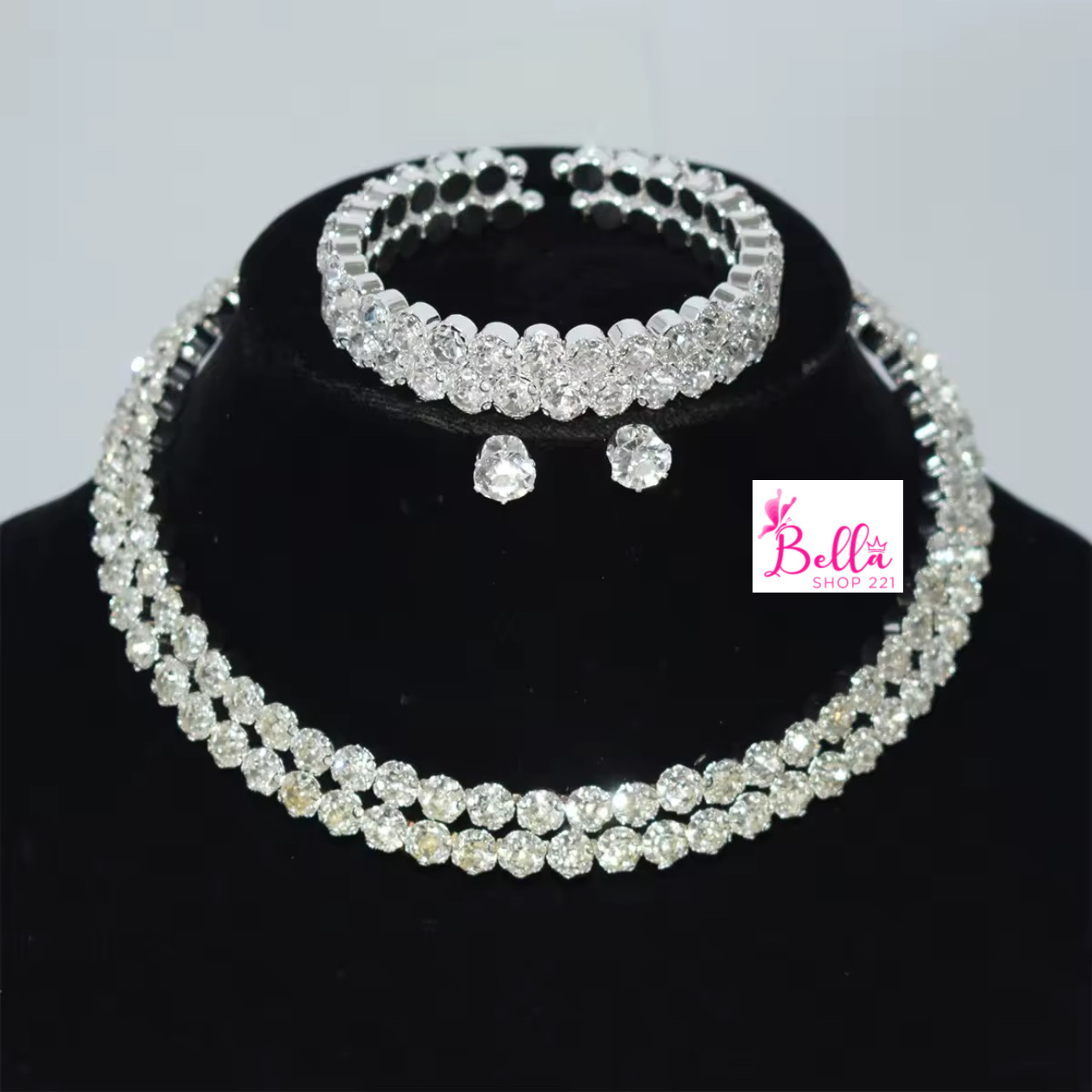 99f99f75-334a-4ea0-b110-0659409d43f6 Ensemble de bijoux - collier, boucles d’oreilles et bracelet argenté – Image 1