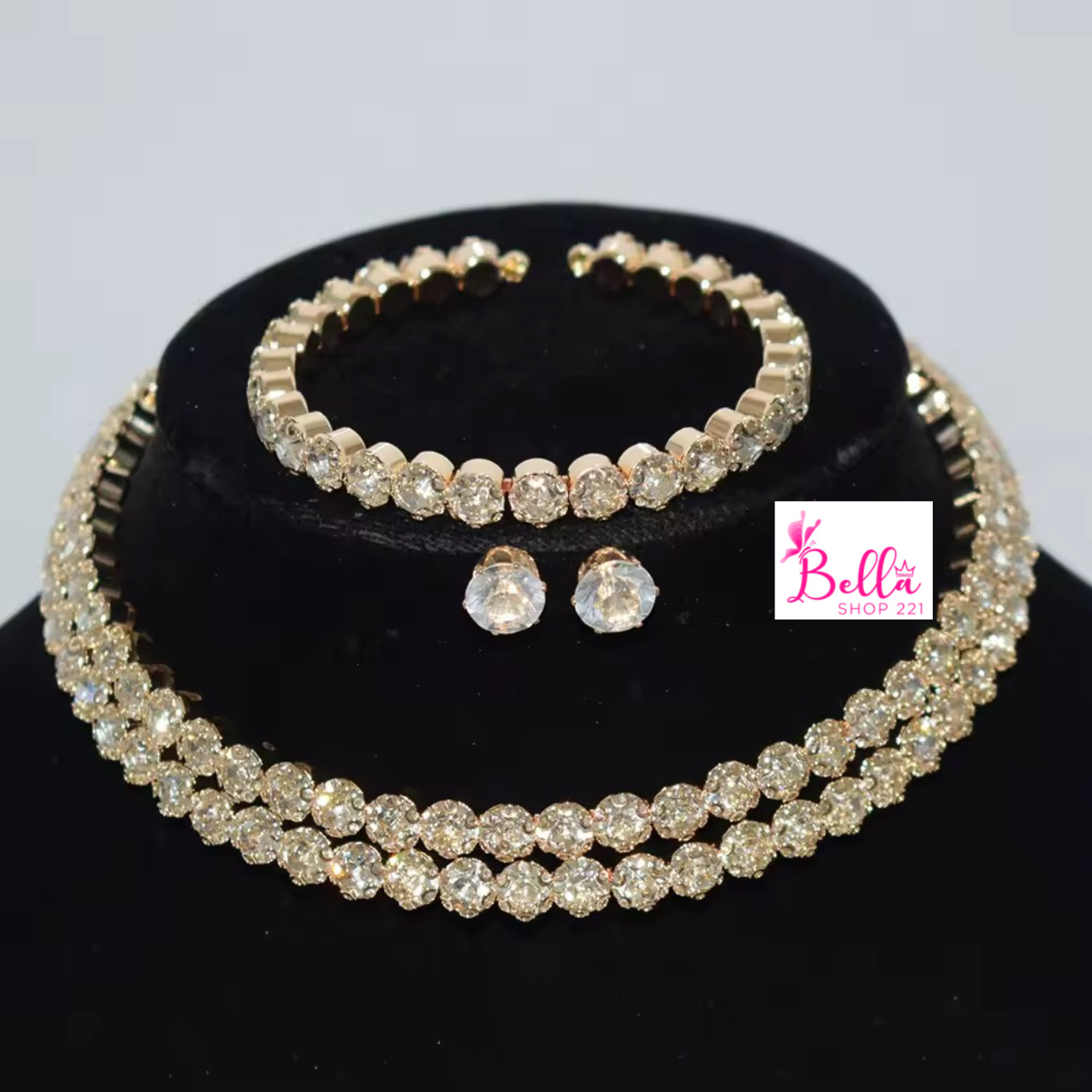 fceb6116-75da-4ae6-9fd5-001167ea1195 Ensemble de bijoux - collier, boucles d’oreilles et bracelet doré – Image 1