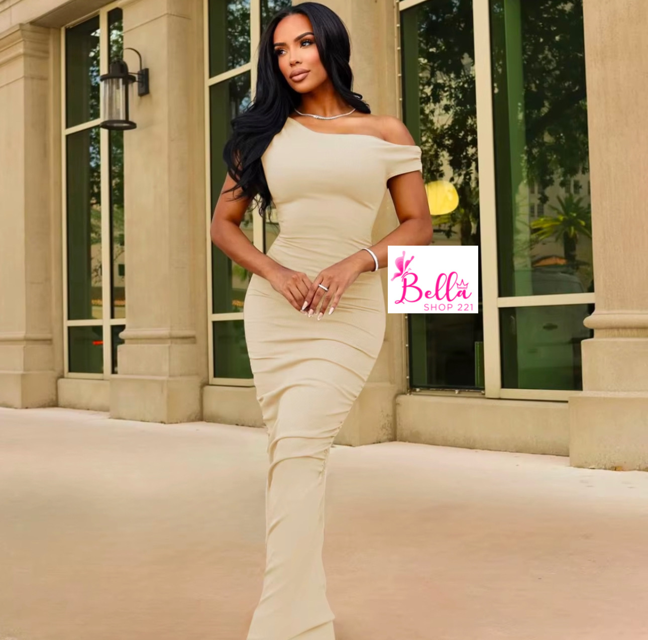 0c36b001-467d-4be7-beec-e0165001181c Robe avec épaules asymétriques - beige – Image 1