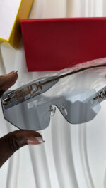 Lunette de soleil - fendi (+ boîte + étui) – Image 2