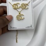 Ensemble de bijoux Chanel - collier et boucles d’oreilles doré (acier inoxydable)
