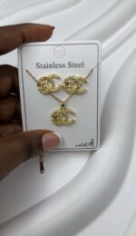 Ensemble de bijoux Chanel - collier et boucles d’oreilles doré (acier inoxydable) – Image 2