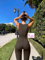 Combinaison débardeur côtelé et gainant avec un bas large - marron – Image 2