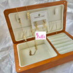 Ensemble de bijoux collier + boucles d’oreilles + bracelet + bague Yves saint Laurent - doré (acier inoxydable) – Image 7