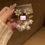 Boucles d’oreilles fleurs - blanc – Image 2