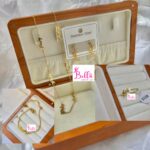 Ensemble de bijoux collier + boucles d’oreilles + bracelet + bague Yves saint Laurent - doré (acier inoxydable)