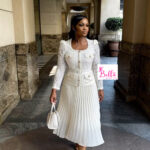 Robe plissée avec dentelle et ceinture - blanc cassé