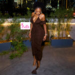 Robe moulante drapée avec tresse - marron – Image 3