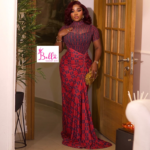 Robe moulante en partie visible - rouge