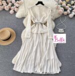 Robe plissée avec dentelle et ceinture - blanc cassé – Image 4