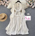 Robe plissée avec dentelle et ceinture - blanc cassé – Image 3