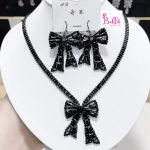 Ensemble de bijoux - collier et boucles d’oreilles noir