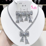 Ensemble de bijoux - collier et boucles d’oreilles blanc